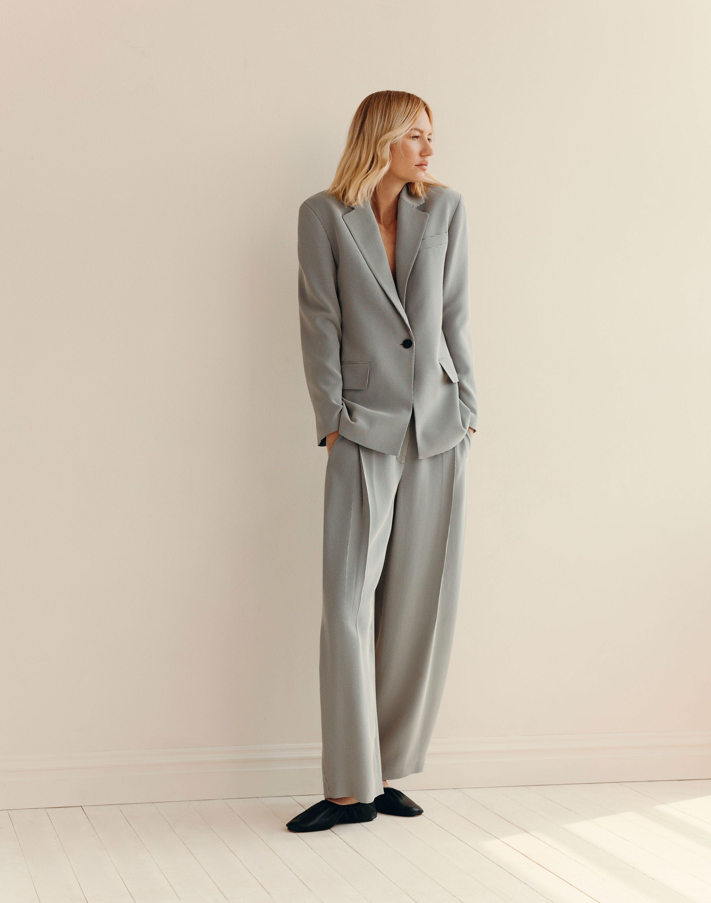Fluid Houndstooth Jacquard Single Button Fitted Blazer